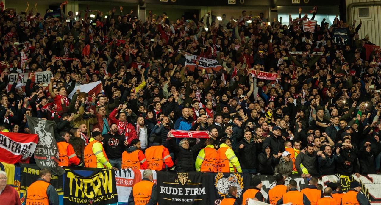 Los aficionados del Sevilla animan durante el partido por la ronda de octavos de final de la Liga de Campeones, en el estadio Old Trafford. (EFE)