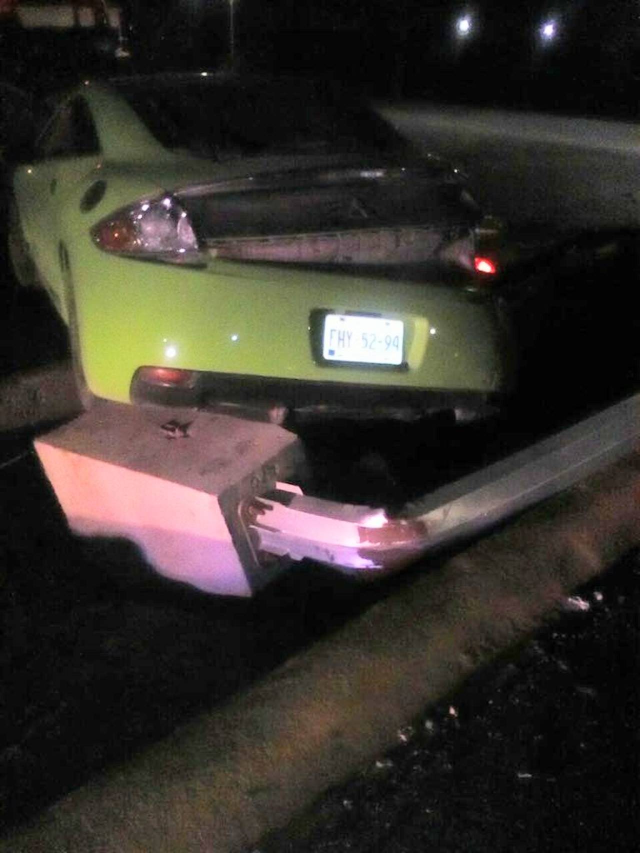 Accidente. La madrugada del martes, un vehículo derribó una luminaria en el ejido La Joya de la ciudad de Torreón.