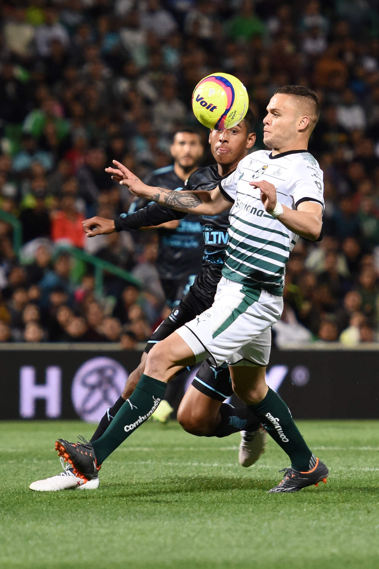 “Cabecita” Rodríguez definió de gran manera, al bajar un balón con el pecho y empujarlo para el único gol del juego. (Fotografías de Jesús Galindo)