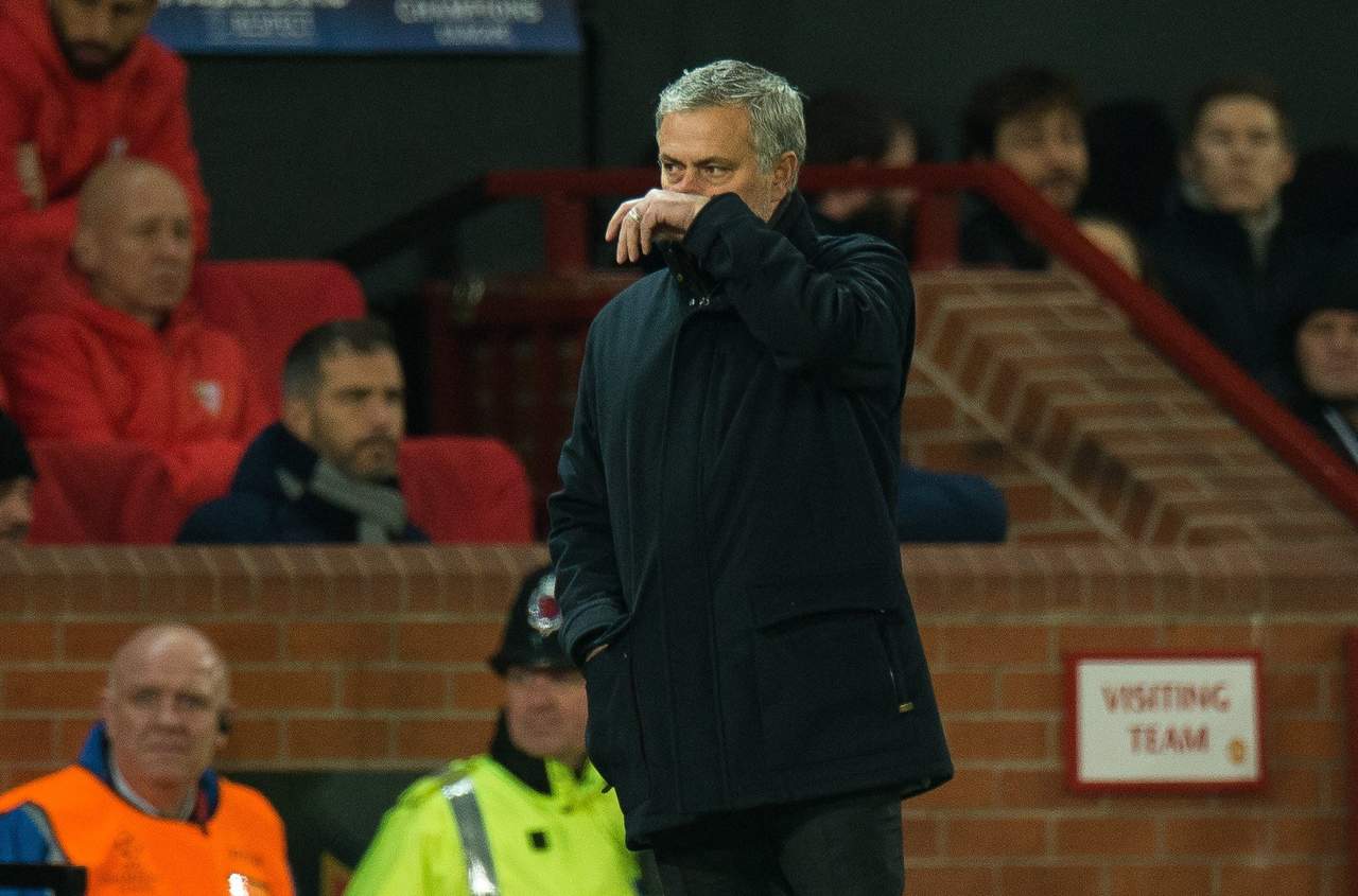 El entrenador del Manchester United, José Mourinho, durante el partido de ayer en Inglaterra. (EFE)