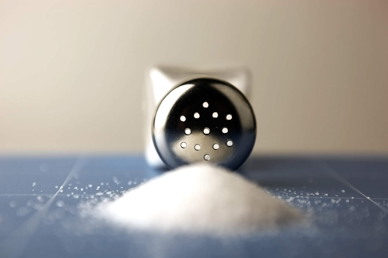 Los pequeños granos de sal realzan el sabor de la comida, pero en grandes cantidades aumentan la presión arterial. (ARCHIVO)