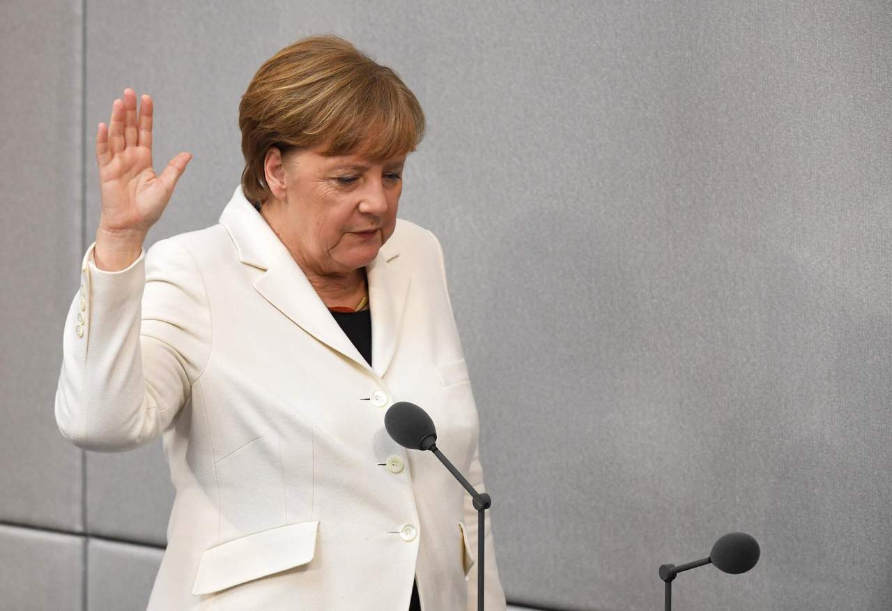 Merkel encarrila de esta forma su cuarta legislatura consecutiva, y su tercera de la mano de los socialdemócratas. (EFE)