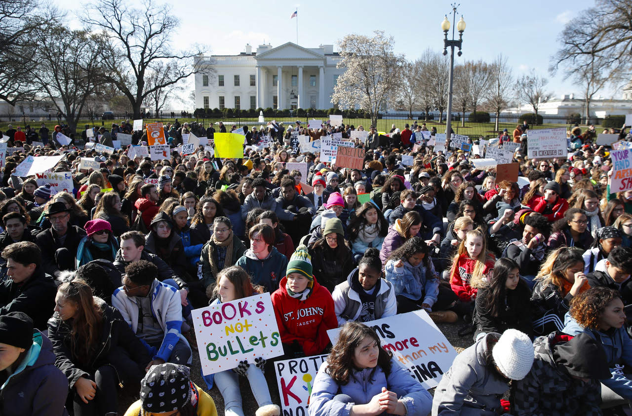 Miles de estudiantes se congregaron en la avenida Pensilvania frente a la Casa Blanca, portando carteles coloridos y gritando consignas en apoyo al control de armas. (AP)
