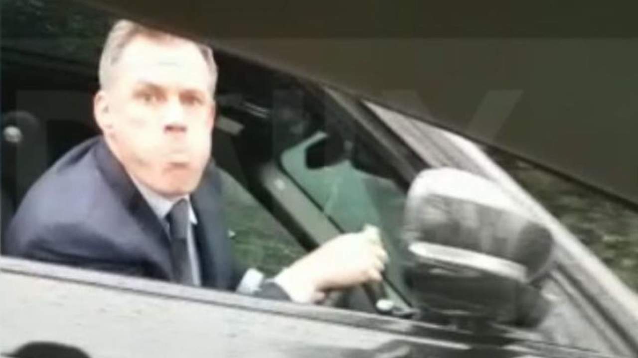 El exjugador de Liverpool escupió por la ventana de su auto con dirección a otro que lo filmaba mientras se burlaban de la derrota de los 'Reds'. (Especial)