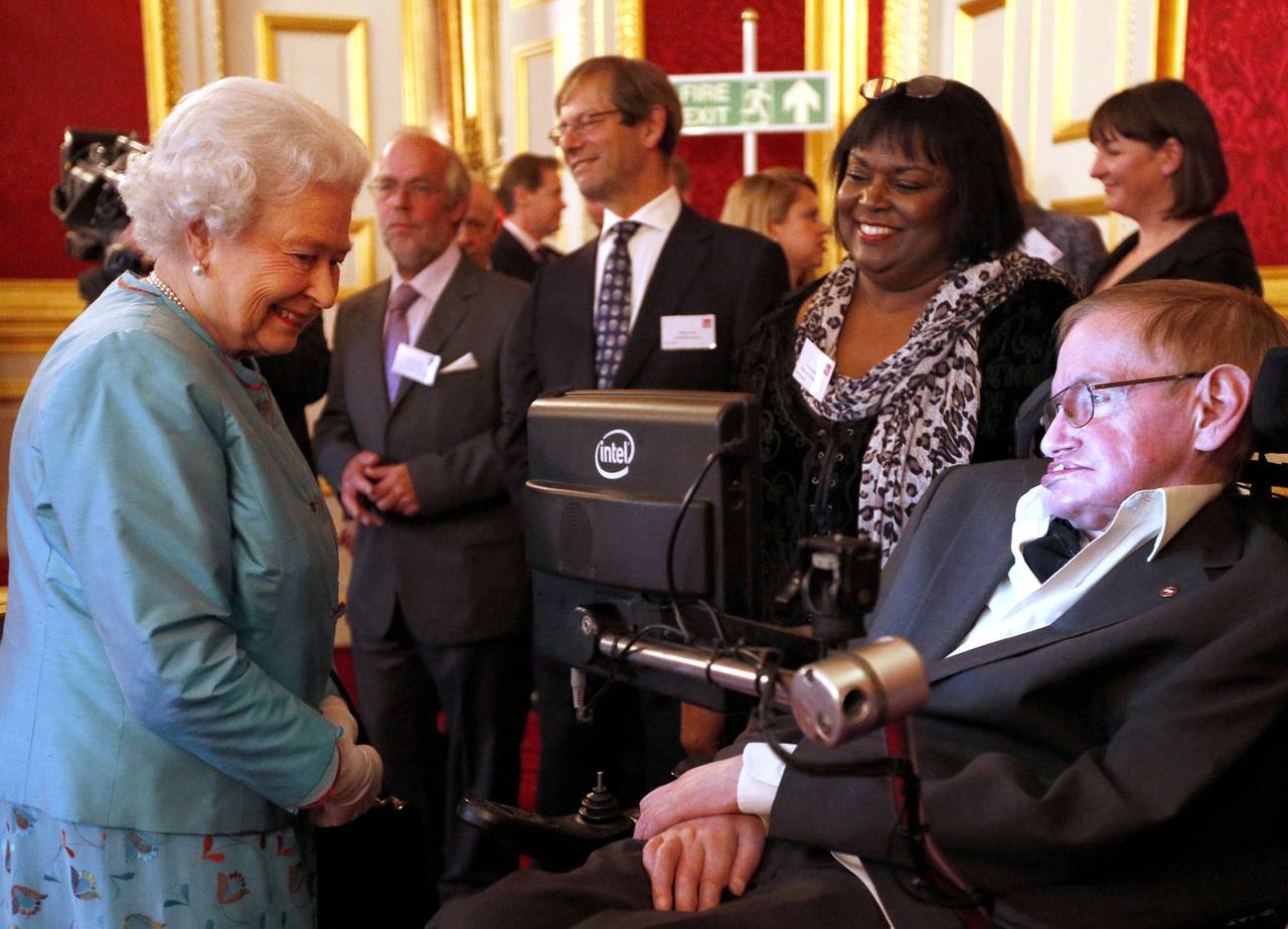 Honor. El científico británico es un orgullo para el Reino Unido. Aquí en una de sus visitas a la reina Isabel II. (AP)