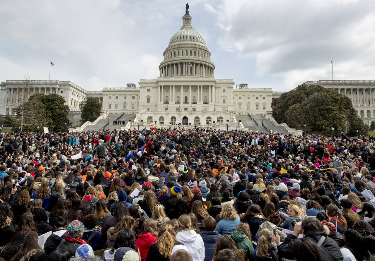 Se unen. En Washington, centenares de estudiantes se concentraron frente al Capitolio. (AP y TWITTER)
