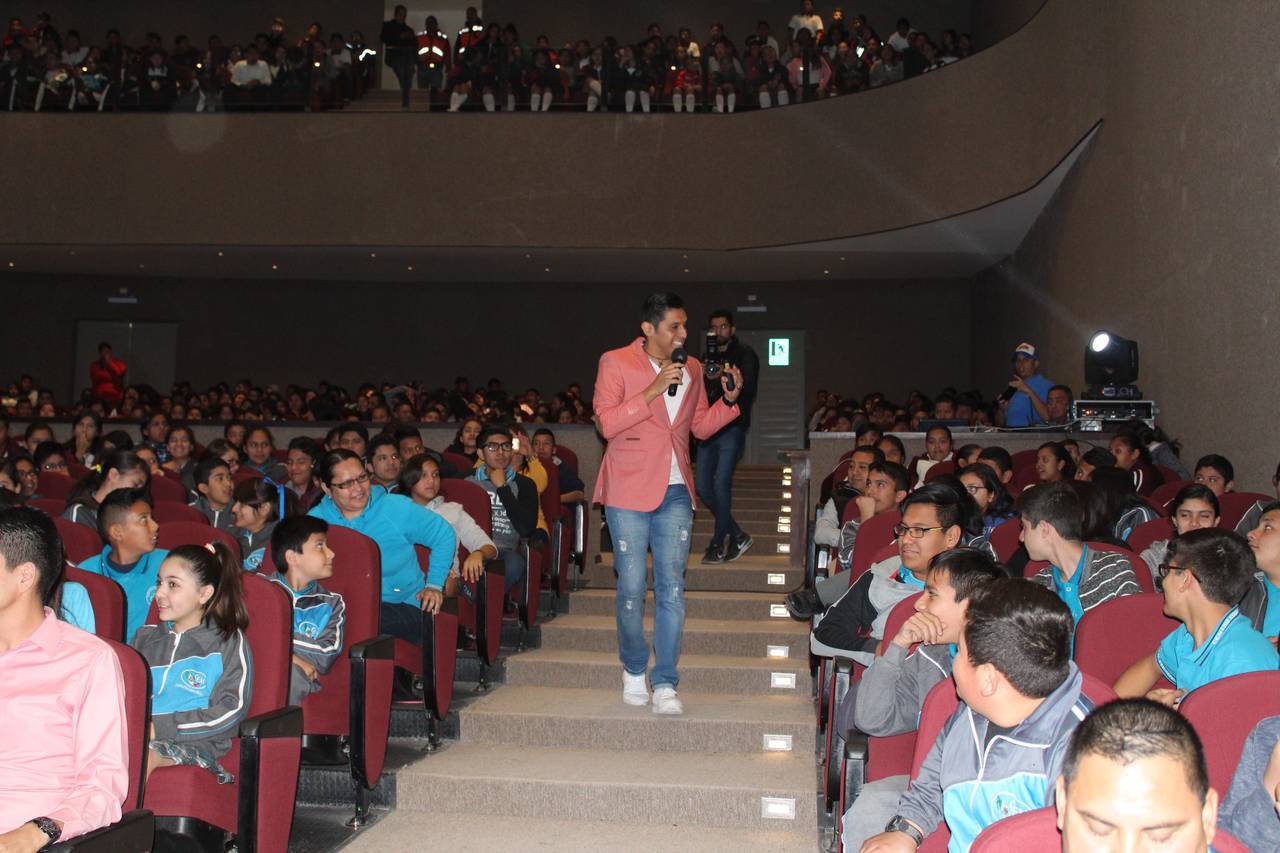 Participación. Alrededor de 500 estudiantes de secundaria participaron en la conferencia. (EL SIGLO DE TORREÓN/MARY VÁZQUEZ)
