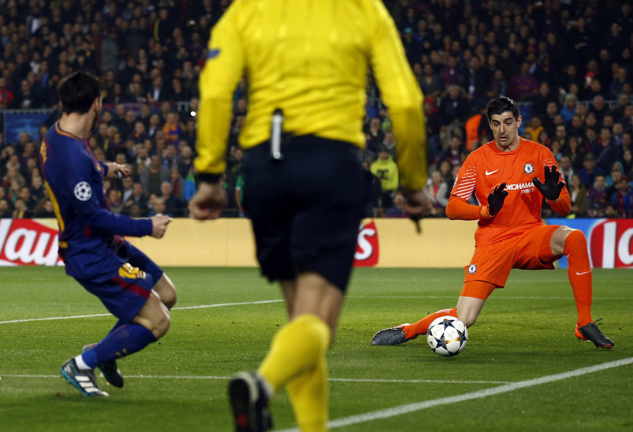 Los goles de Lionel Messi le pasaron por en medio de las piernas al portero belga Thibaut Courtois. (AP)