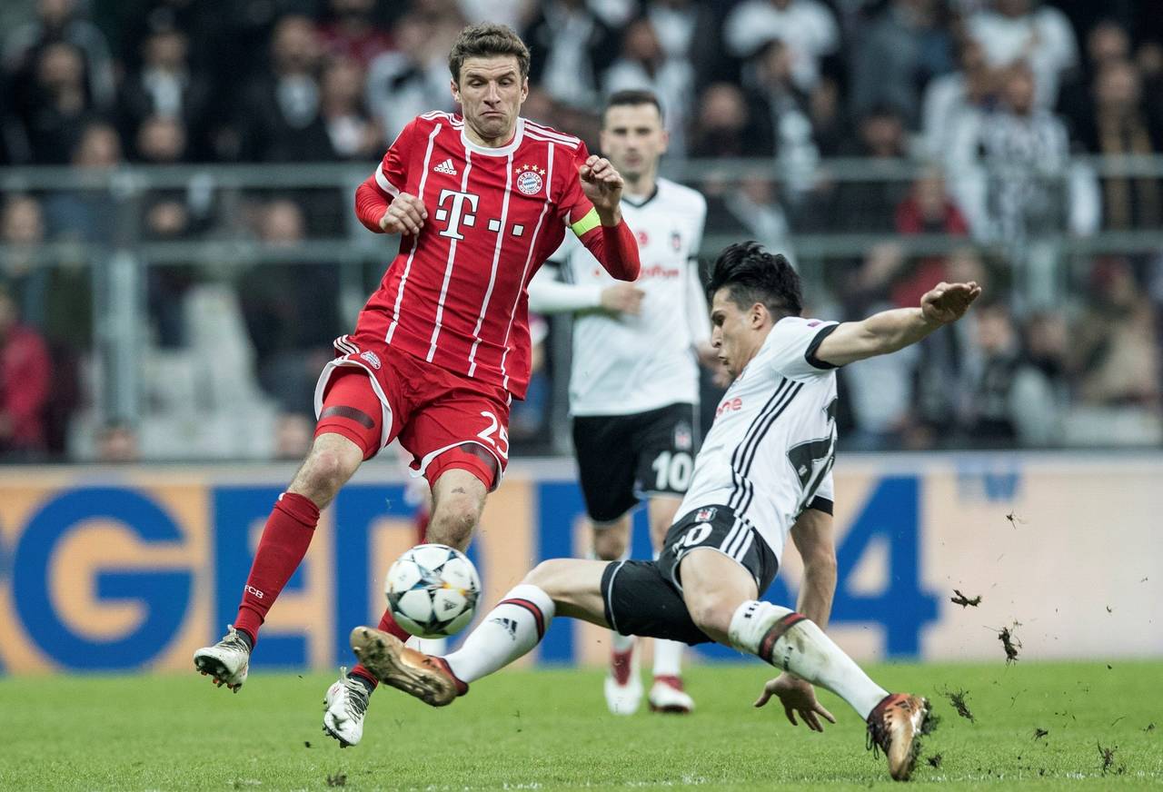 Thomas Müller pelea un balón con Tolgay Arslan, del Besiktas. Bayern completa obra ante Besiktas