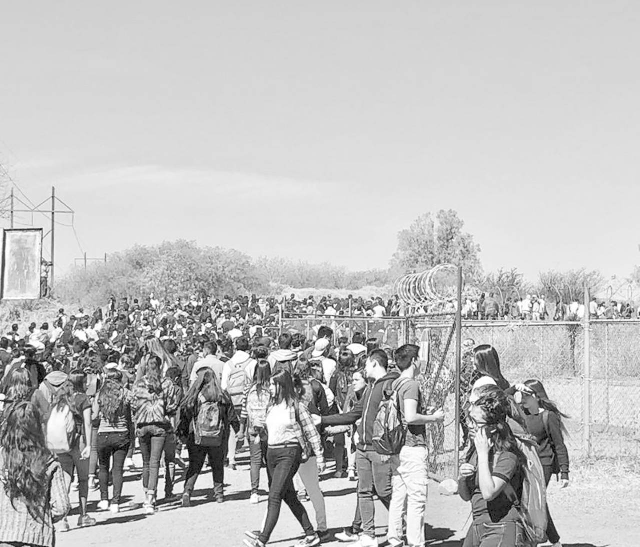 Mercado. Un grupo de estudiantes ingresaron a la fuerza a la unidad minera Cerro del Mercado. (EL SIGLO DE TORREÓN)