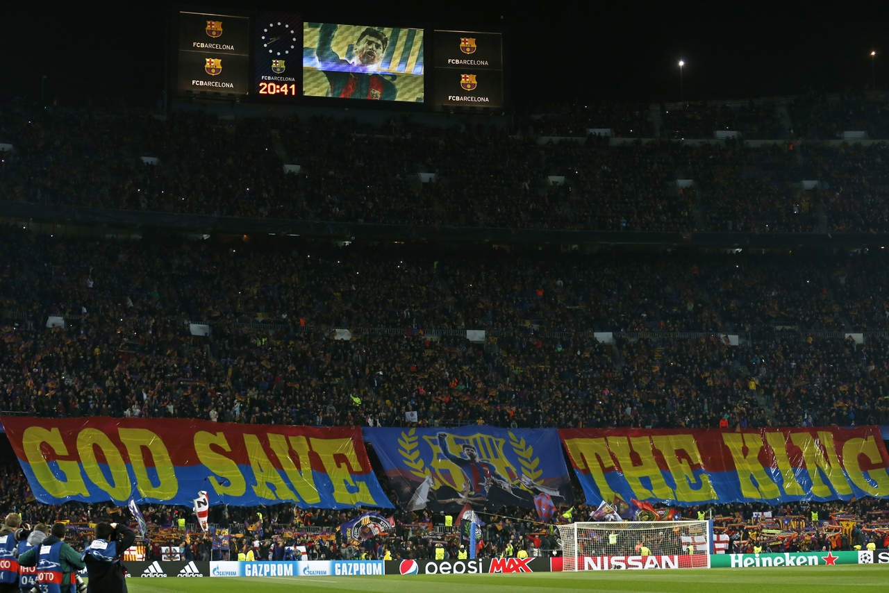 Aficionados del Barcelona en el Nou Camp sostienen una manta en honor al argentino Lionel Messi. (AP)
