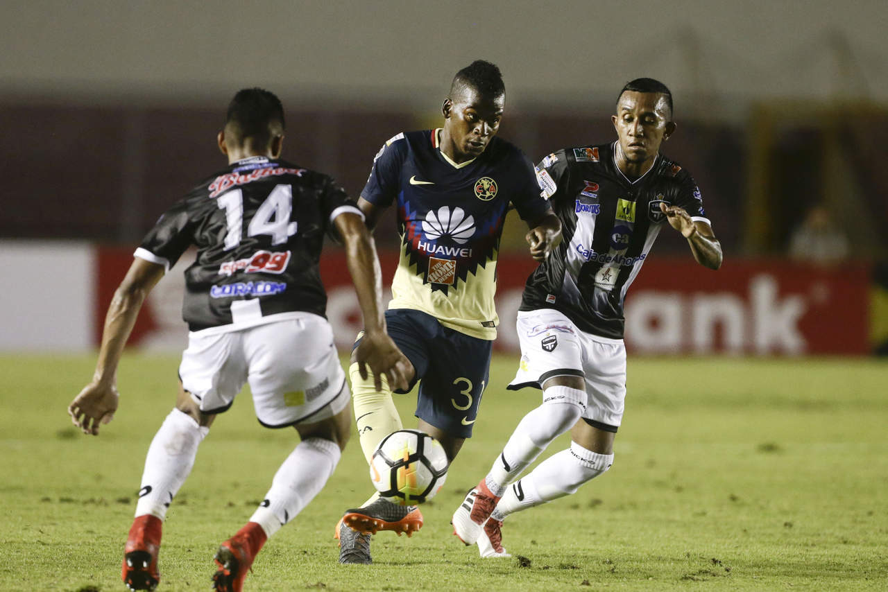 El colombiano Carlos Darwin Quintero en una jugada contra dos rivales del conjunto panameño. (AP)