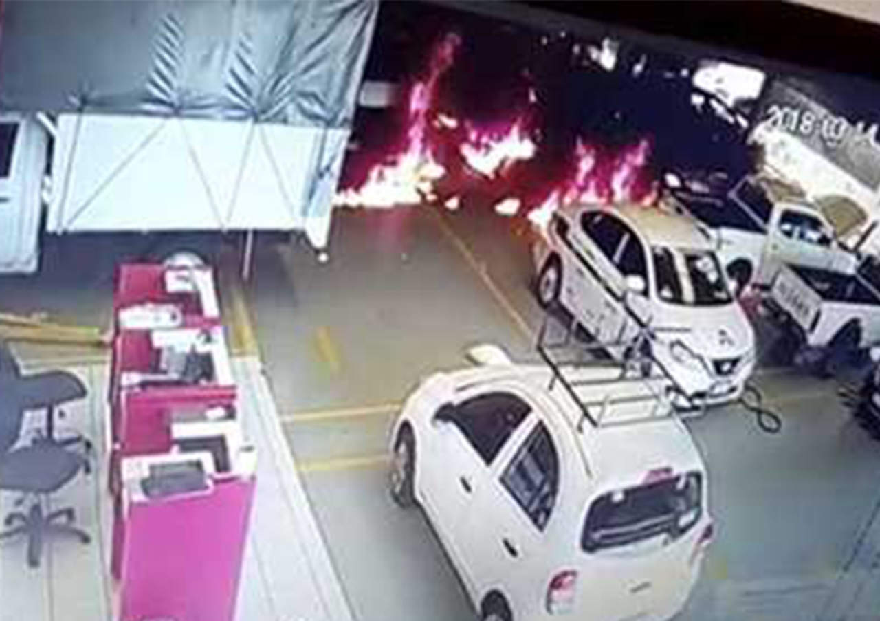 Atacan agencia automotriz con bomba en Uruapan