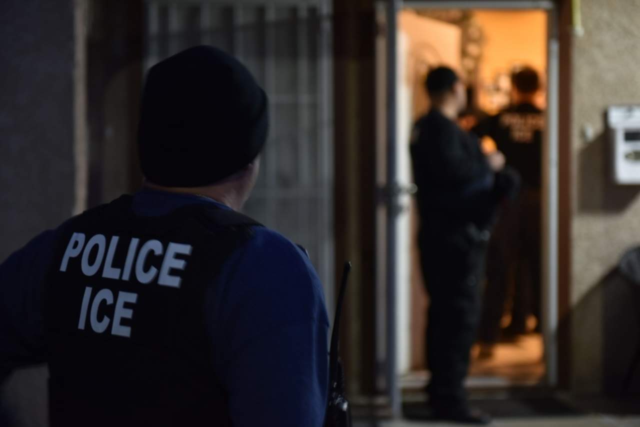 Una pareja de migrantes mexicanos que huía de agentes de inmigración murió al perder el control de su camioneta y chocar contra un poste de luz, informó la policía de California. (ARCHIVO)