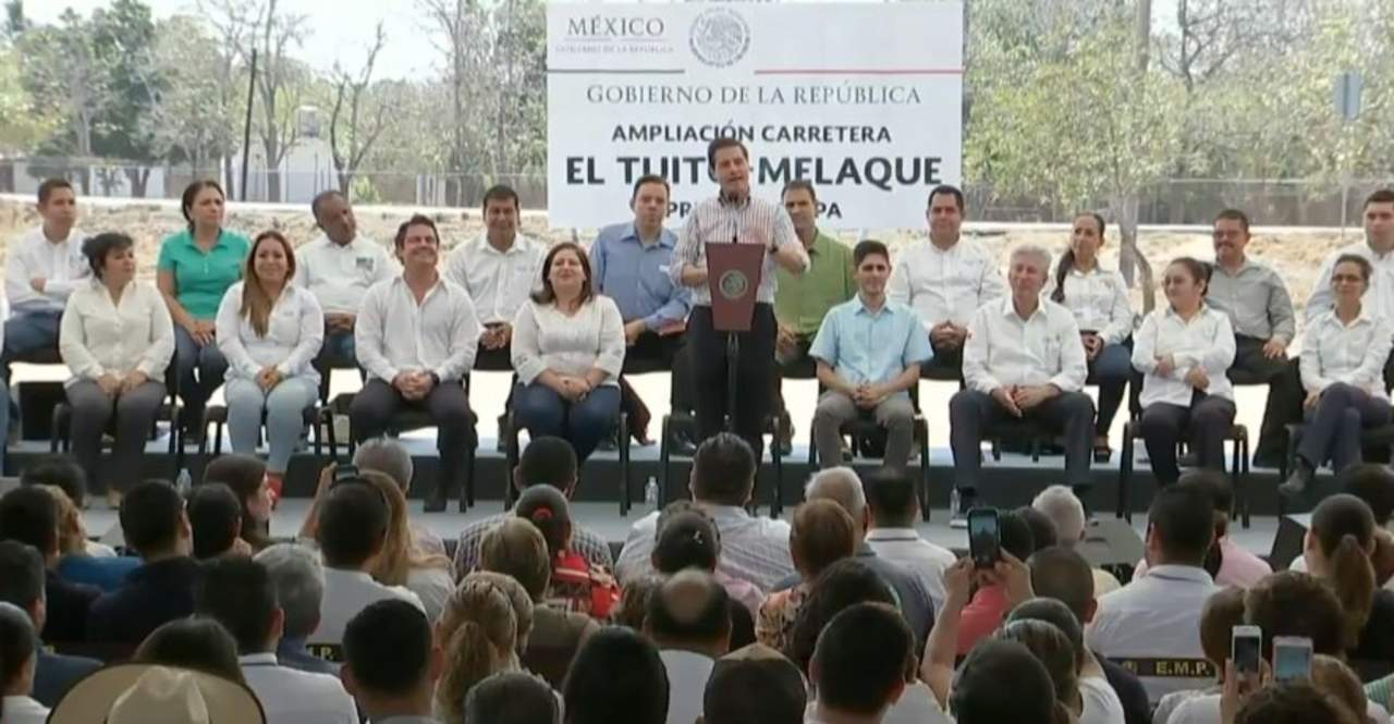 Peña Nieto llamó mantener el rumbo de crecimiento económico que ha tenido el país en los últimos cinco años, lo que se ha logrado entre todos. (TWITTER)