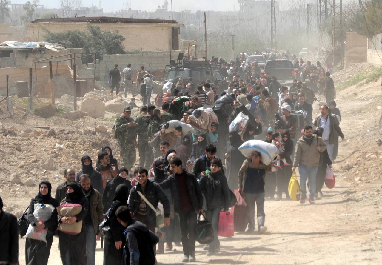 Éxodo. Civiles salieron de Guta a través de un corredor abierto por autoridades sirias. (EFE)