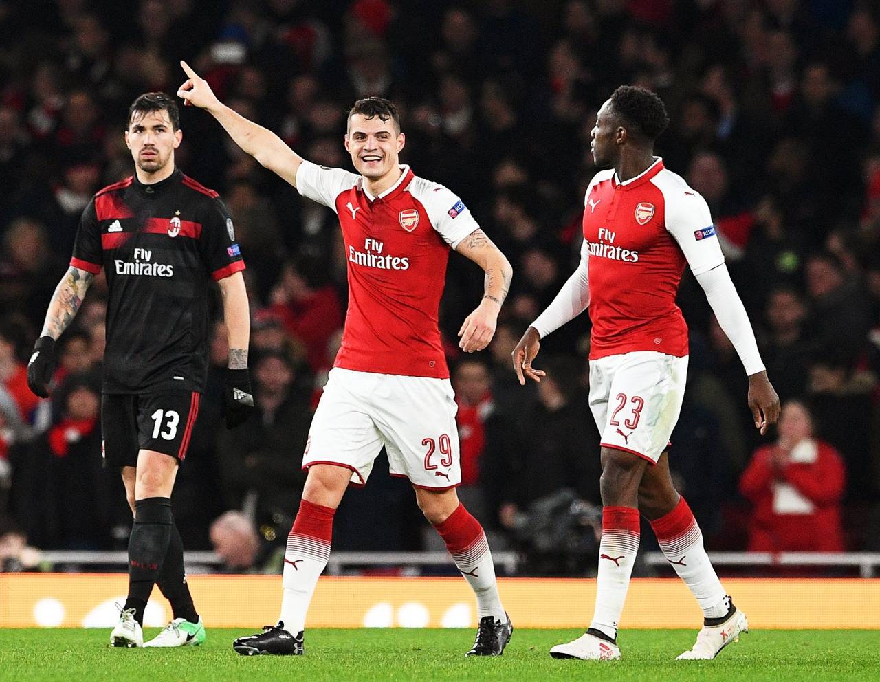 Granit Xhaka (c), de Arsenal, celebra luego de anotar 2-1 ante Milán, durante un partido de la Liga Europa entre Arsenal FC y AC Milán en Londres. (EFE)