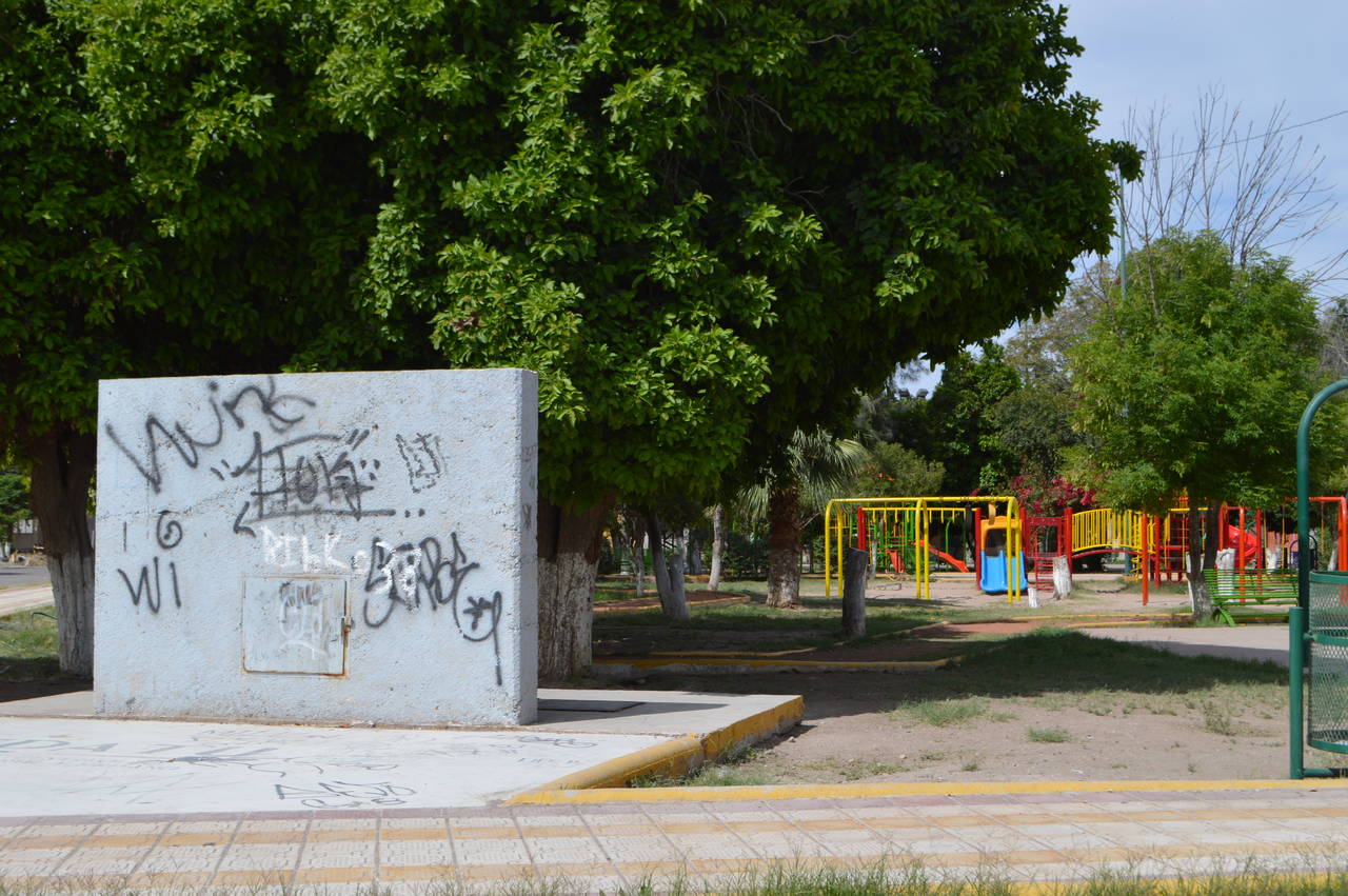 Daños. Diversos puntos del parque en la colonia Mariano Matamoros han sido ensuciados y vandalizados. (EL SIGLO DE TORREÓN)