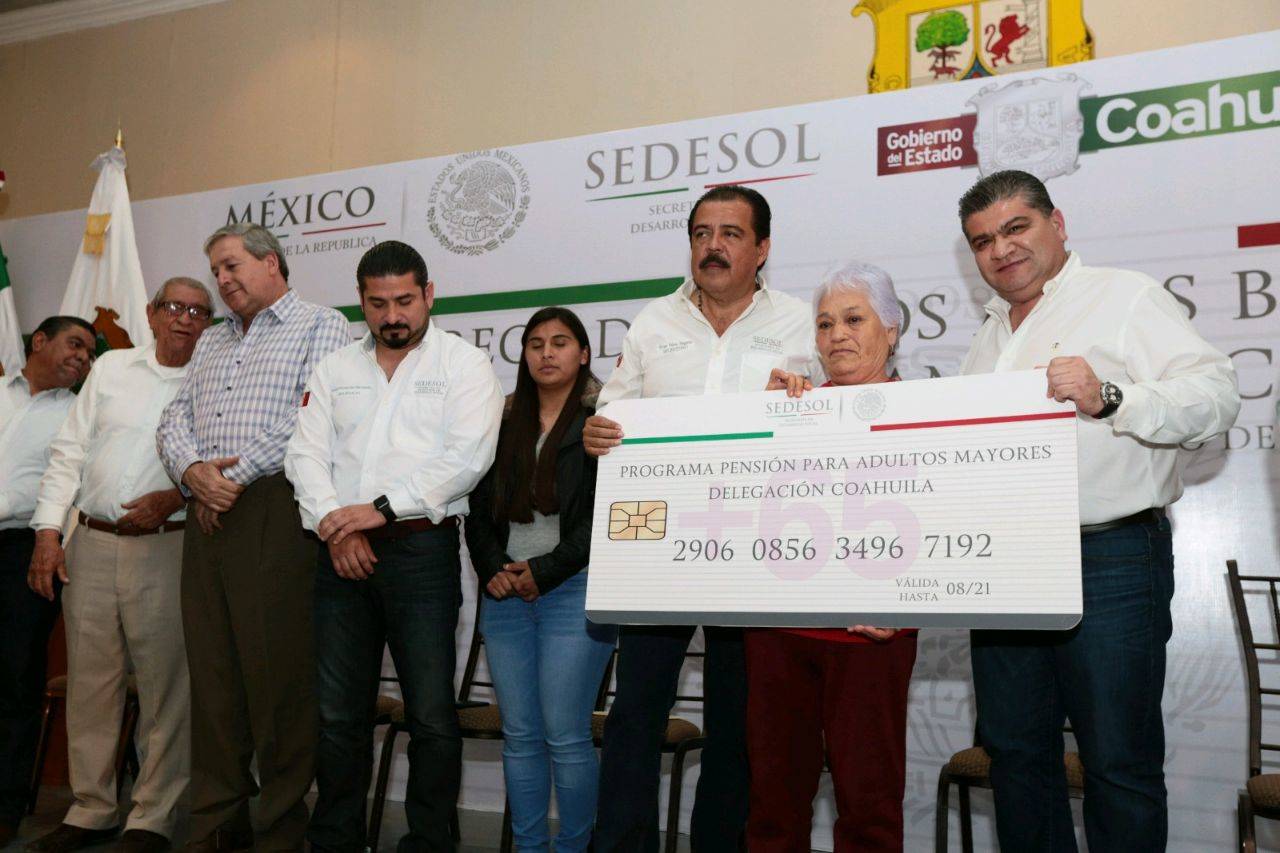 Evento. Riquelme agradeció el respaldo de Peña Nieto para la entrega de los apoyos sociales, y reafirmó el compromiso con Coahuila en el combate a la marginación y generación del desarrollo en las comunidades.