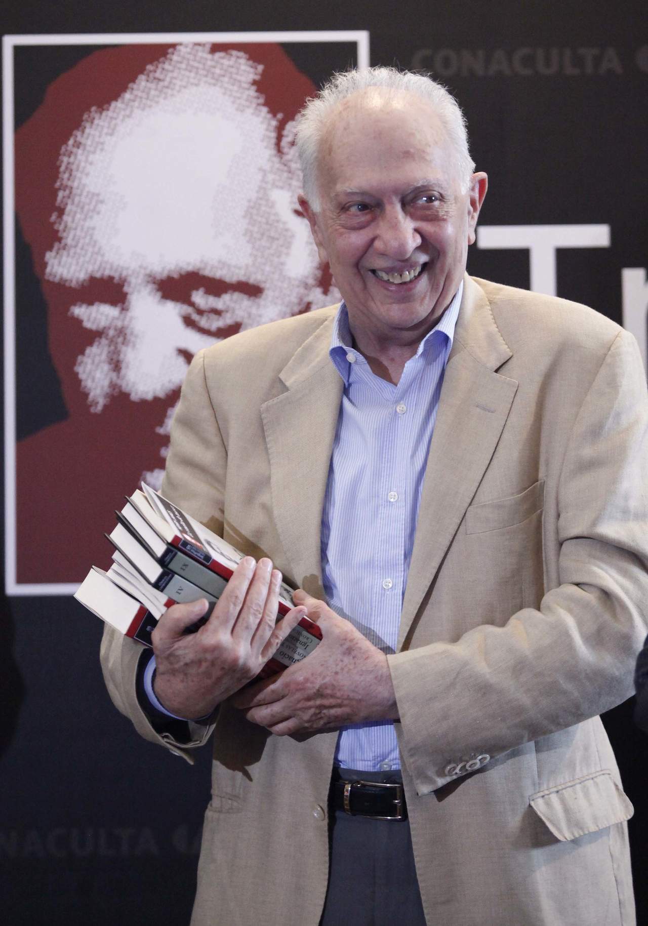 Ganador del Premio Cervantes 2005, Pitol ha destacado por sus novelas colmadas de humor refinado y mordaz, a través de las cuales ofrece una mirada a la realidad. (ARCHIVO)