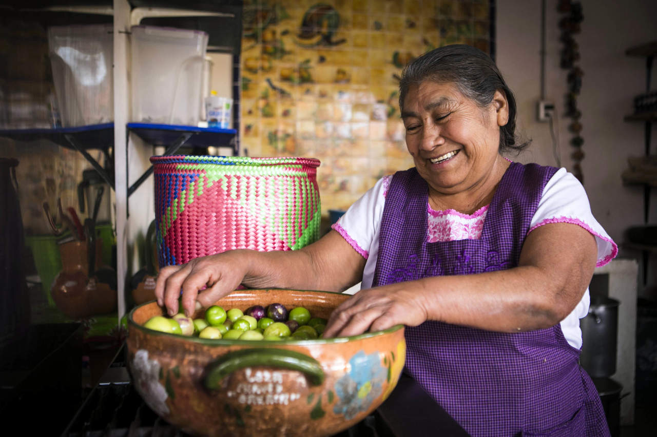 Estela Fabián, trabaja como cocinera en un taller de artesanos en la comunidad de San Martin Tilcajete, ella fue la inspiración para el personaje Elena Rivera de la película Coco. (EL UNIVERSAL)