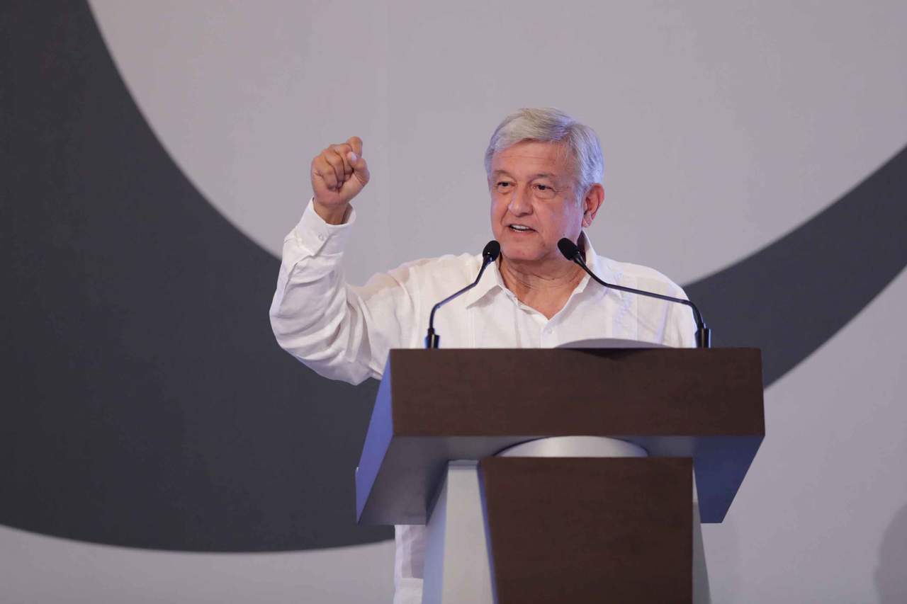 En un mensaje en video de minuto y medio, López Obrador señaló que Enrique Peña Nieto contradijo su ofrecimiento de no meterse en la elección, al señalar que la reforma energética está en riesgo. (ARCHIVO)