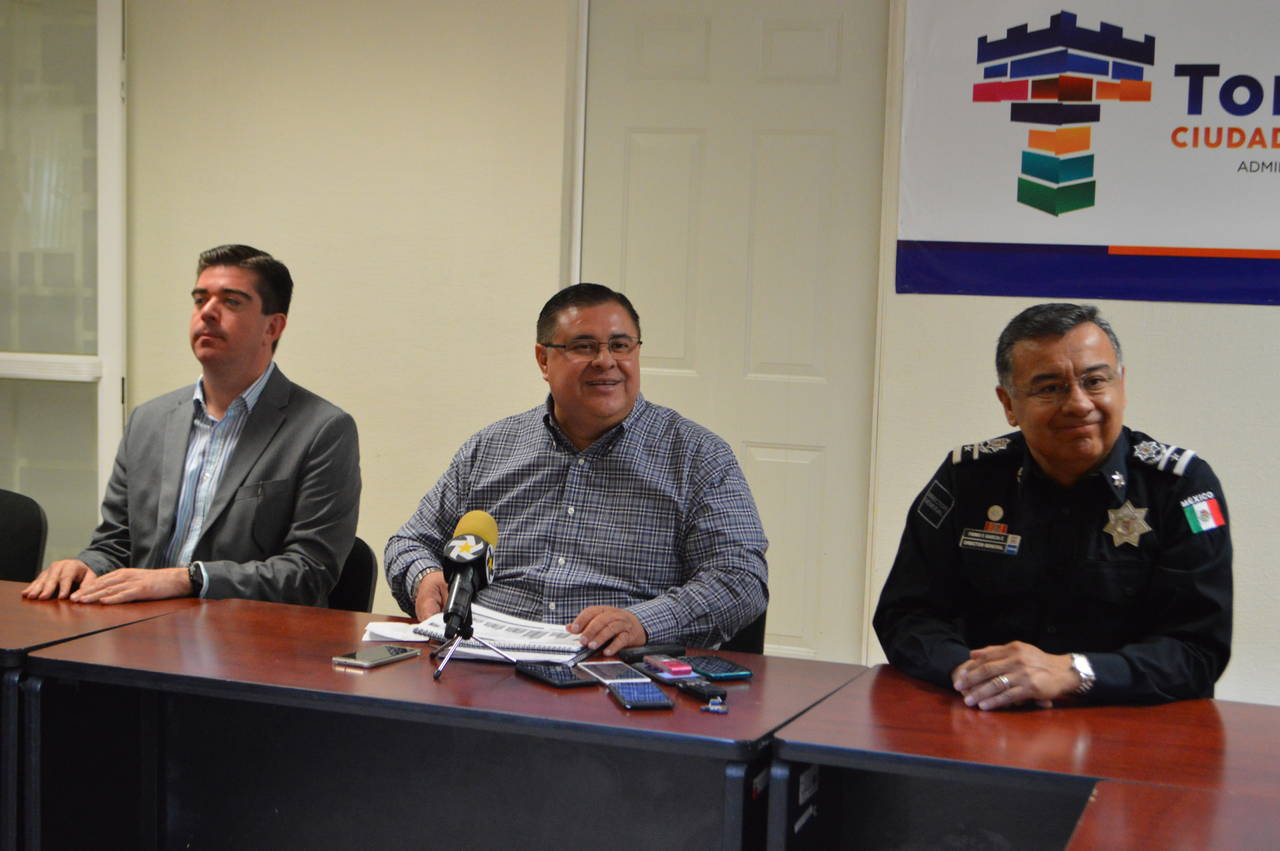 Informe. Sergio Lara, secretario del Ayuntamiento (centro) y Primo García, jefe policiaco (derecha) durante la reunión sobre índices delictivos de la semana en Torreón.