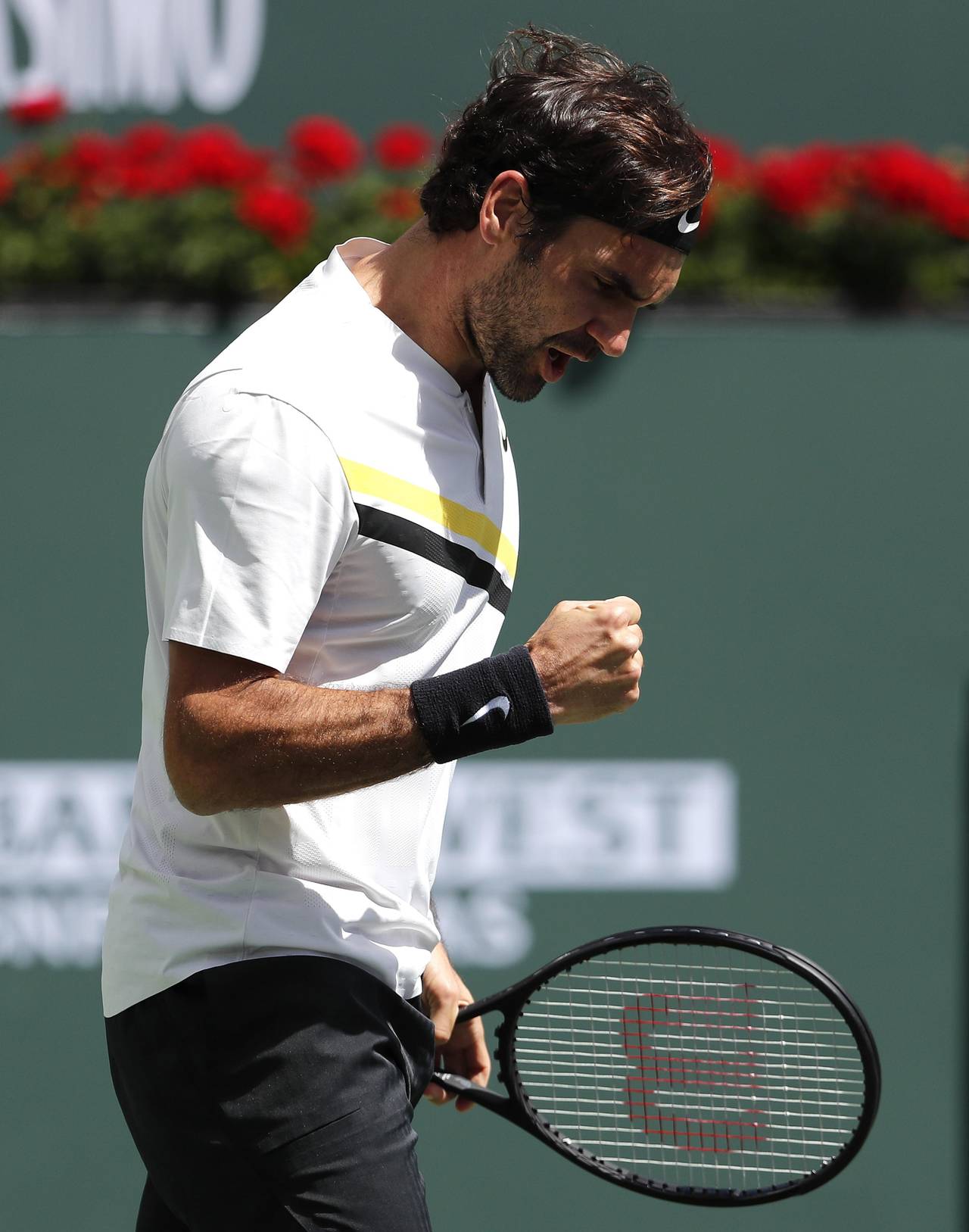 El suizo Roger Federer le puso sufrimiento a las semifinales del primer Masters 1000 del año, que se juega en Indian Wells, luego de tener que remontar un primer set adverso ante el croata Borna Coric. (EFE)