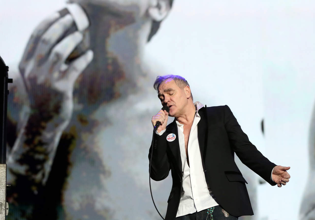 El británico Morrissey llegó al escenario principal para ofrecer 70 minutos efectivos de rock&roll ante una audiencia que se le entregó desde la primera canción. (EL UNIVERSAL)