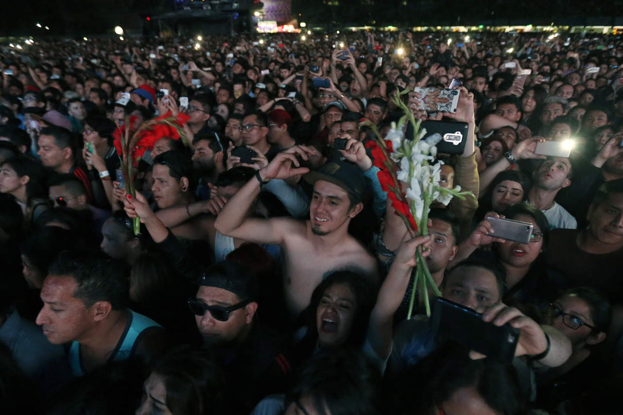 Jóvenes abarrotaron el Foro Sol en la primera jornada del Vive Latino. (AP)