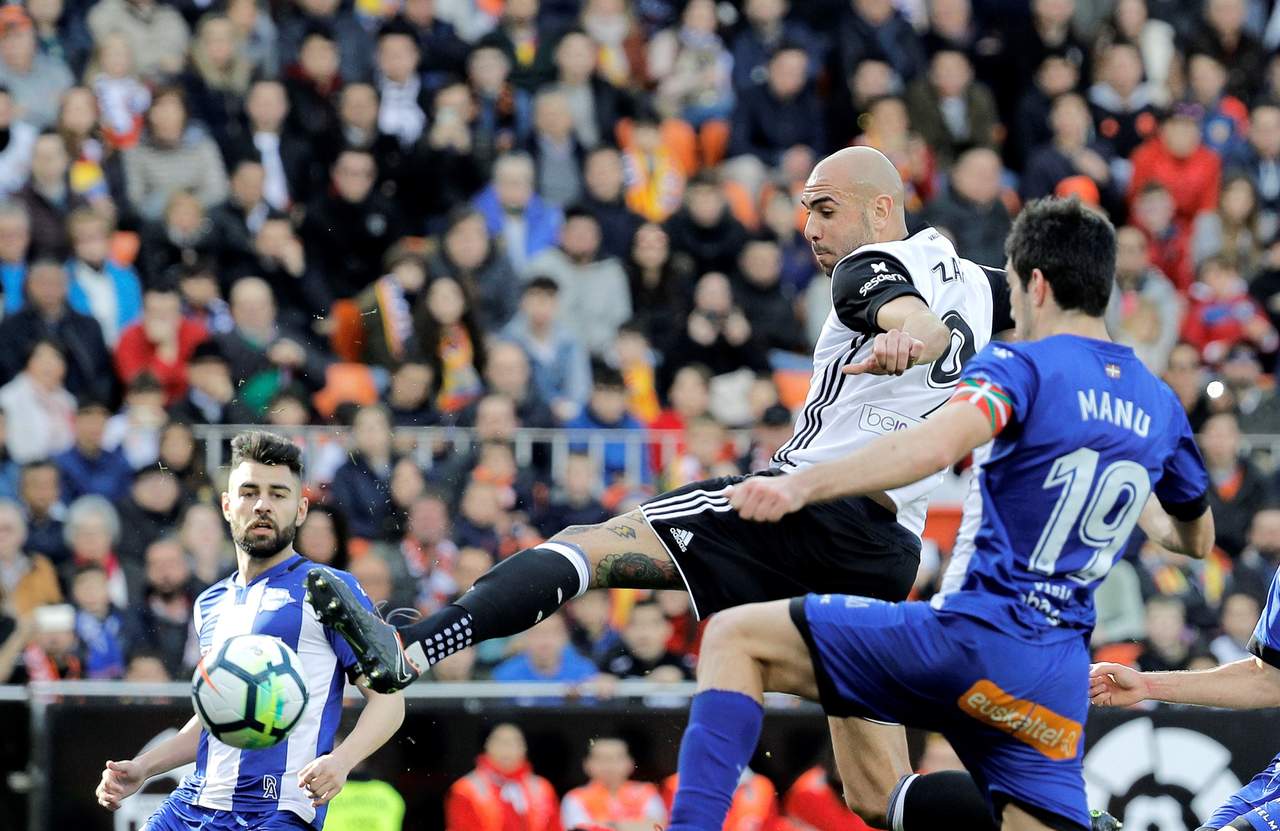 El delantero italiano del Valencia, Simone Zaza (i), toca el balón para marcar el segundo gol de su equipo. (EFE)