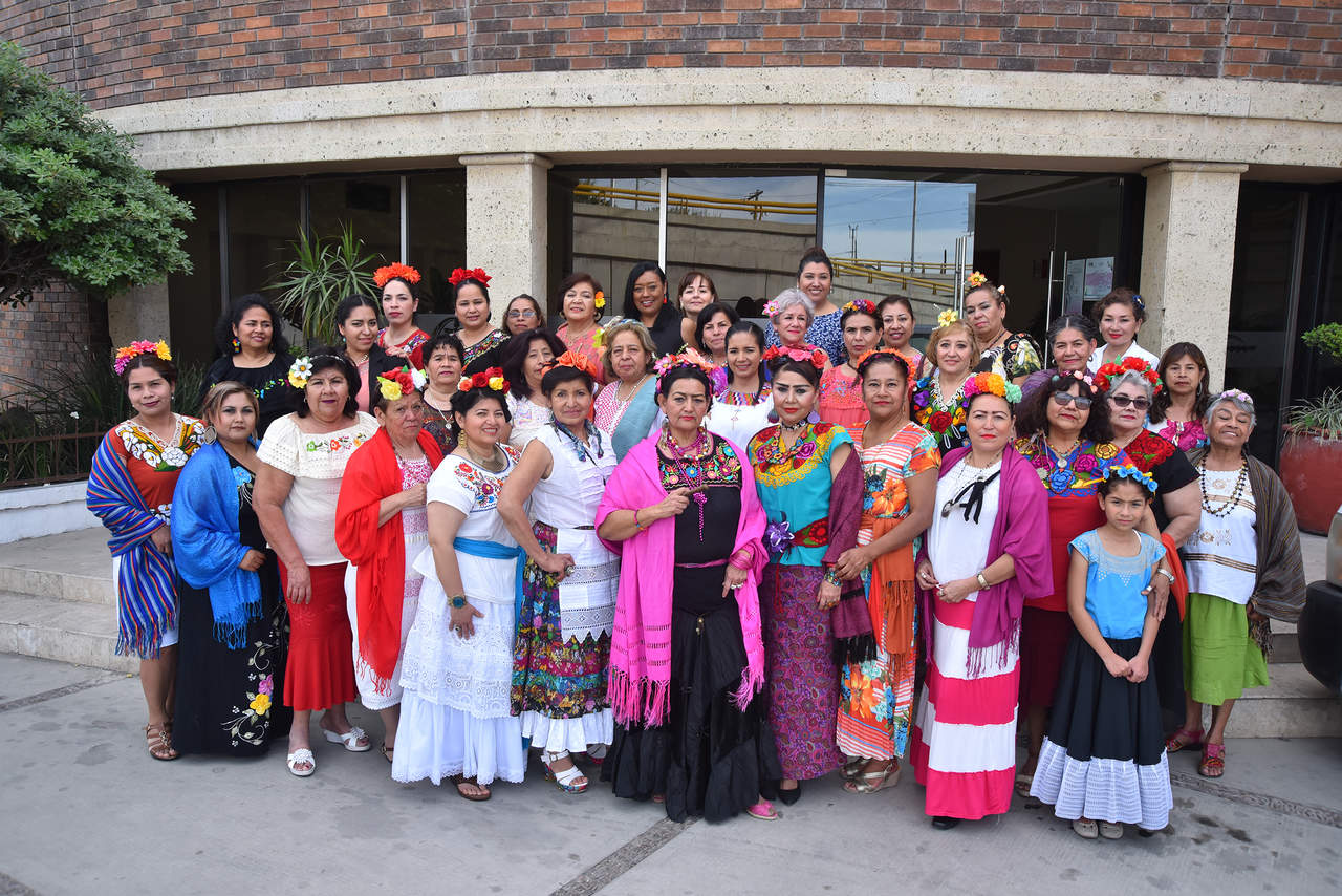 Grupo de asistentes de la fiesta temática de Frida Kahlo.