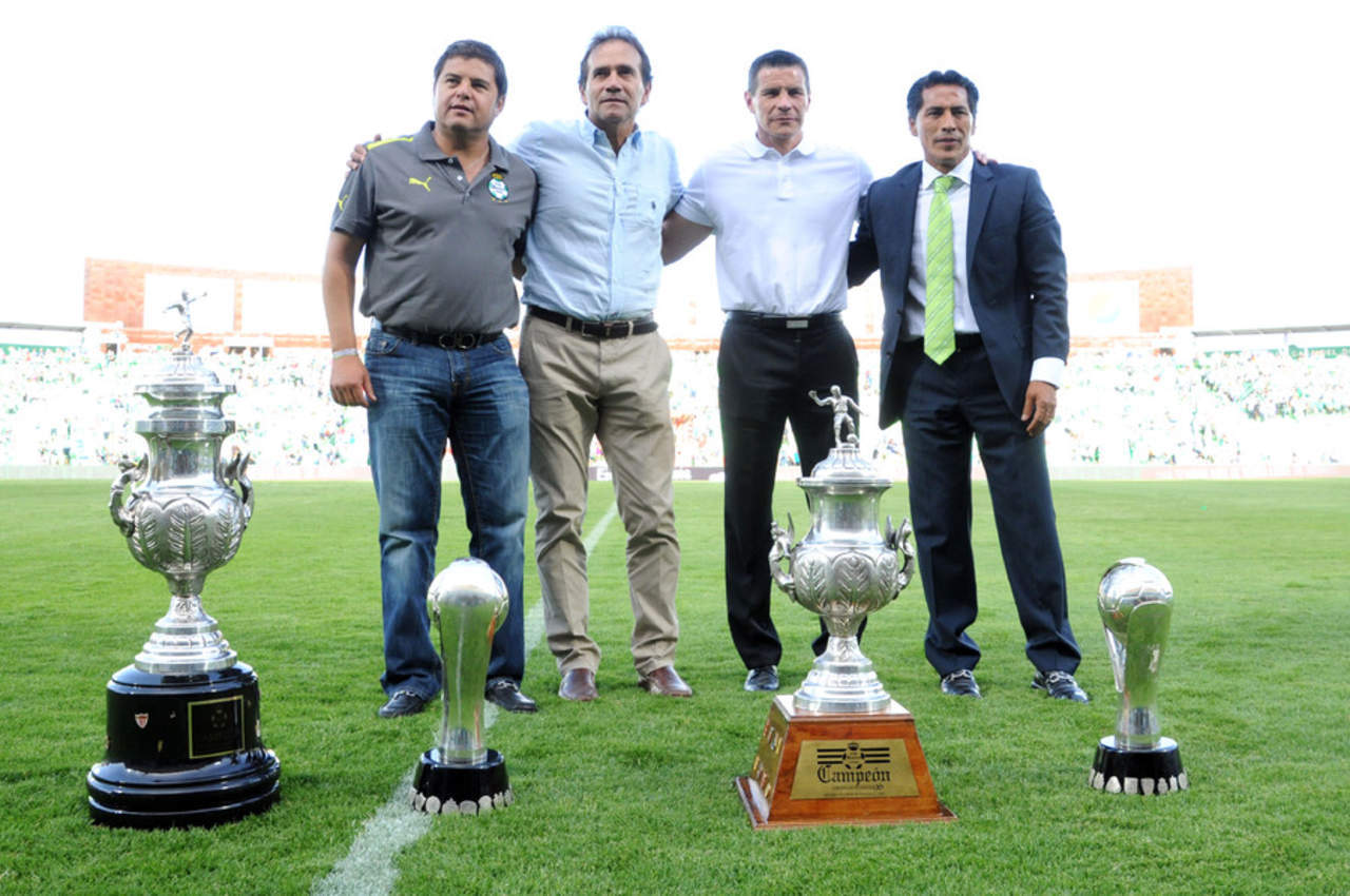 Cuatro de los técnicos que han logrado campeonato con Santos Laguna, llegaron como 'bomberos' y se fueron como 'ídolos'. (ARCHIVO)