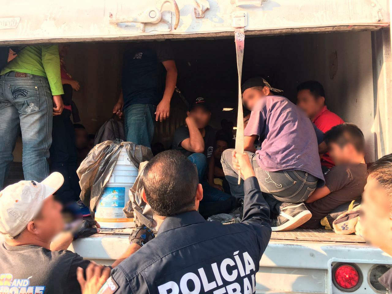 Fue el día de ayer que la Policía Federal aseguró 53 personas de origen centroamericano en el kilómetro 32 de la carretera mencionada en el ejido Puebla, en su mayoría migrantes de Honduras y el Salvador. (ARCHIVO) 