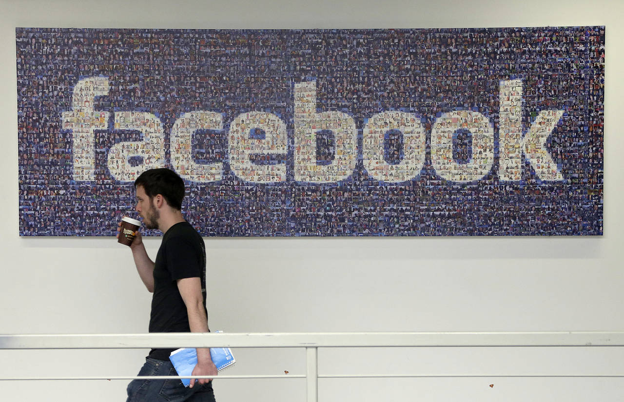 Decisión. Facebook suspendió este viernes de la red social a Cambridge Analitica y su matriz.
