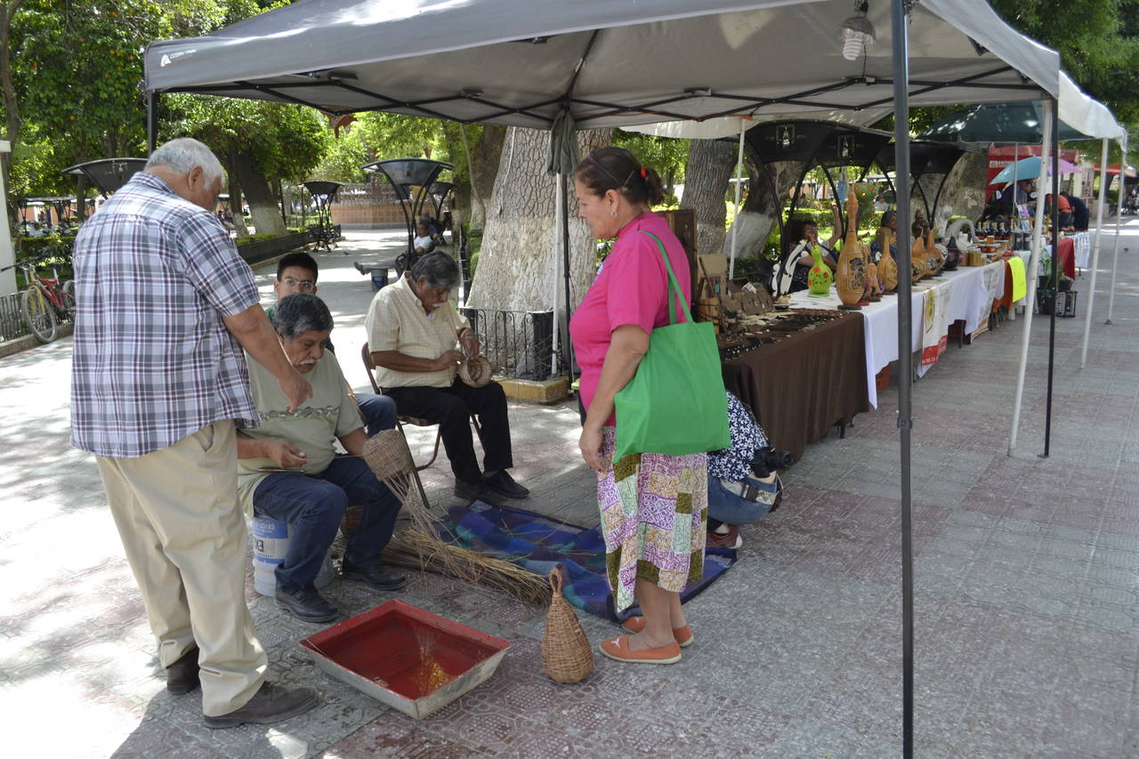 Artesanías. Presentan en la plaza principal de Lerdo, la expo Arte Sano, en donde laguneros ofrecen productos y artículos.
