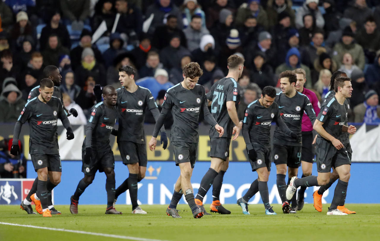 Jugadores del Chelsea celebran el tercer gol. (AP)