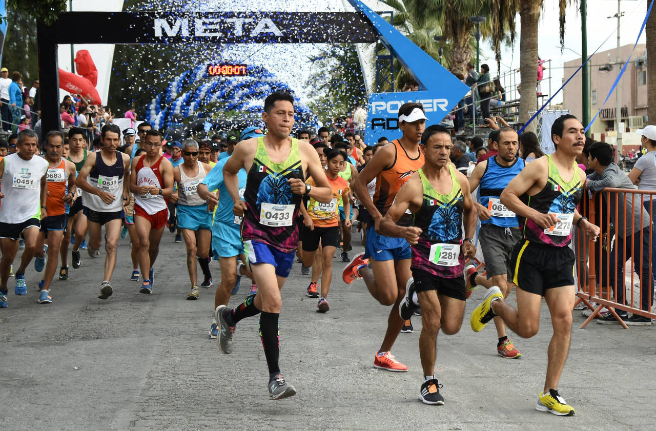 Cientos de corredores salieron ayer a competir en la primera edición de esta carrera. (Jesús Galindo)