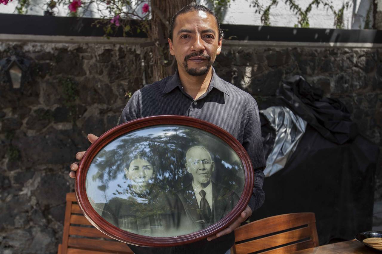 Tradición. Raúl Campos comparte sus recuerdos y  muestra algunas fotos y medallas de su abuelo, el compositor José López Alavés.