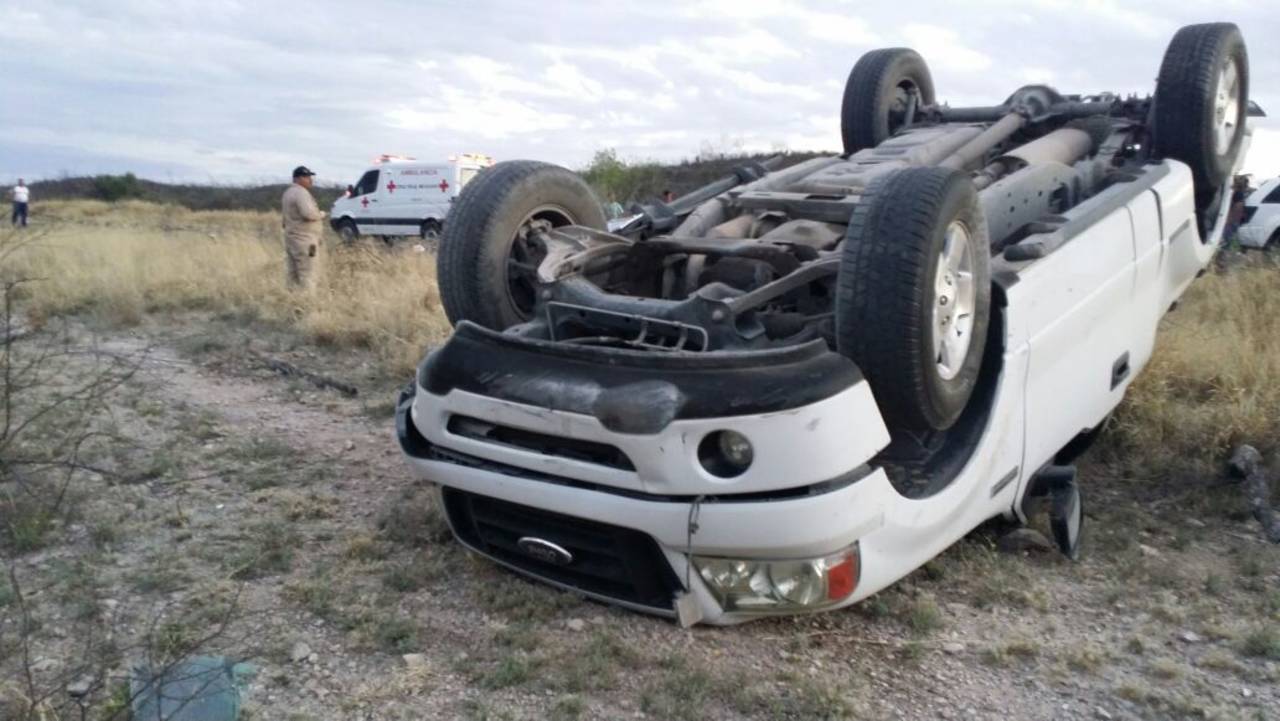 Fallece. Menor de 17 años pierde la vida al volcarse en la camioneta que manejaba, su acompañante está herido. 