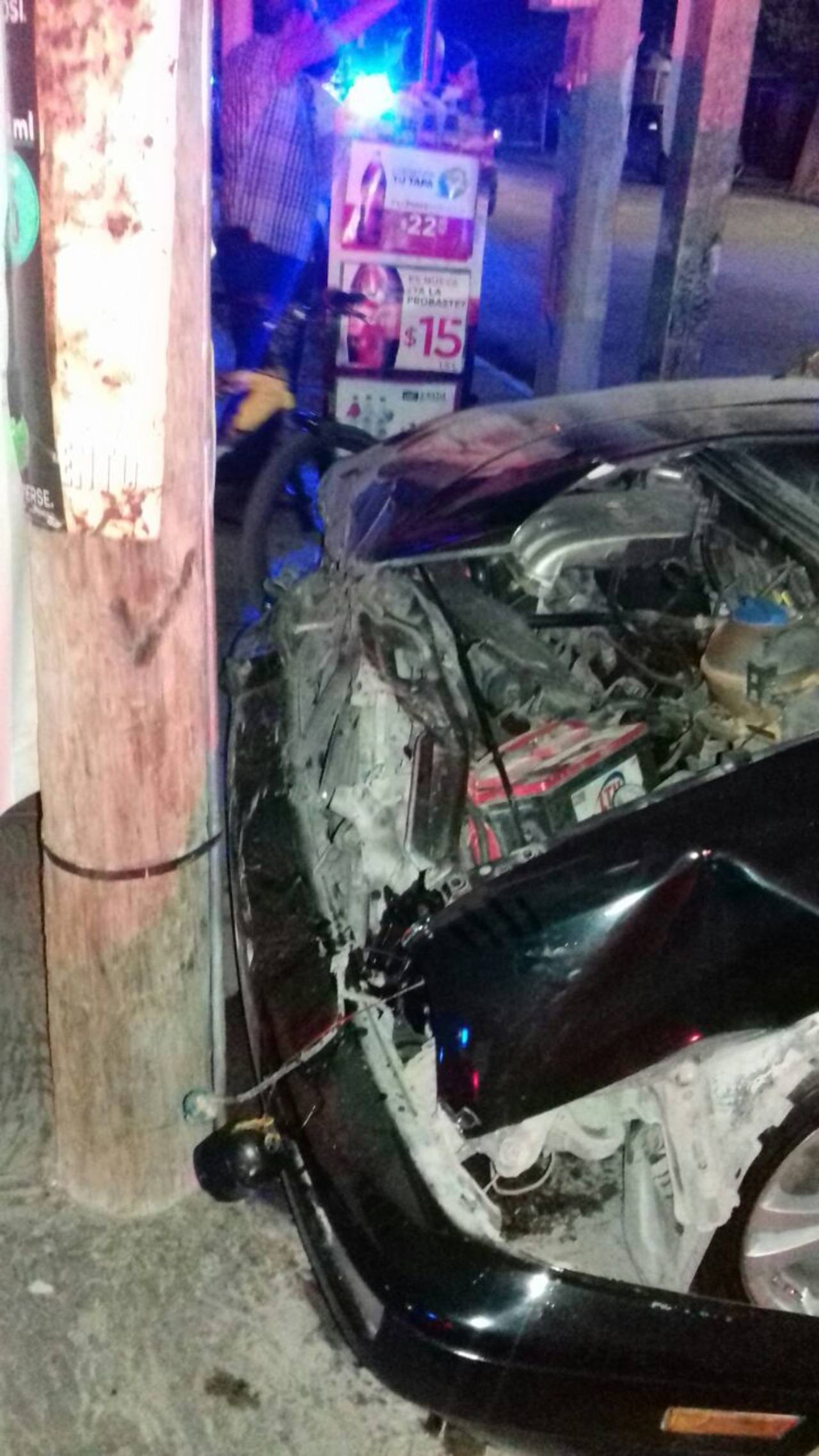 Daños. La patrulla causó daños a un vehículo Volkswagen Jetta que circulaba sobre la calle Aldama. (EL SIGLO DE TORREÓN)