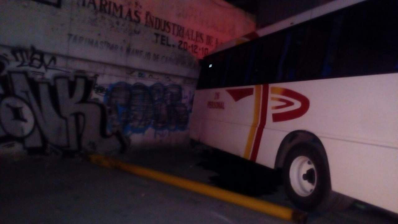 Autobús se impacta contra finca; hay 16 lesionados