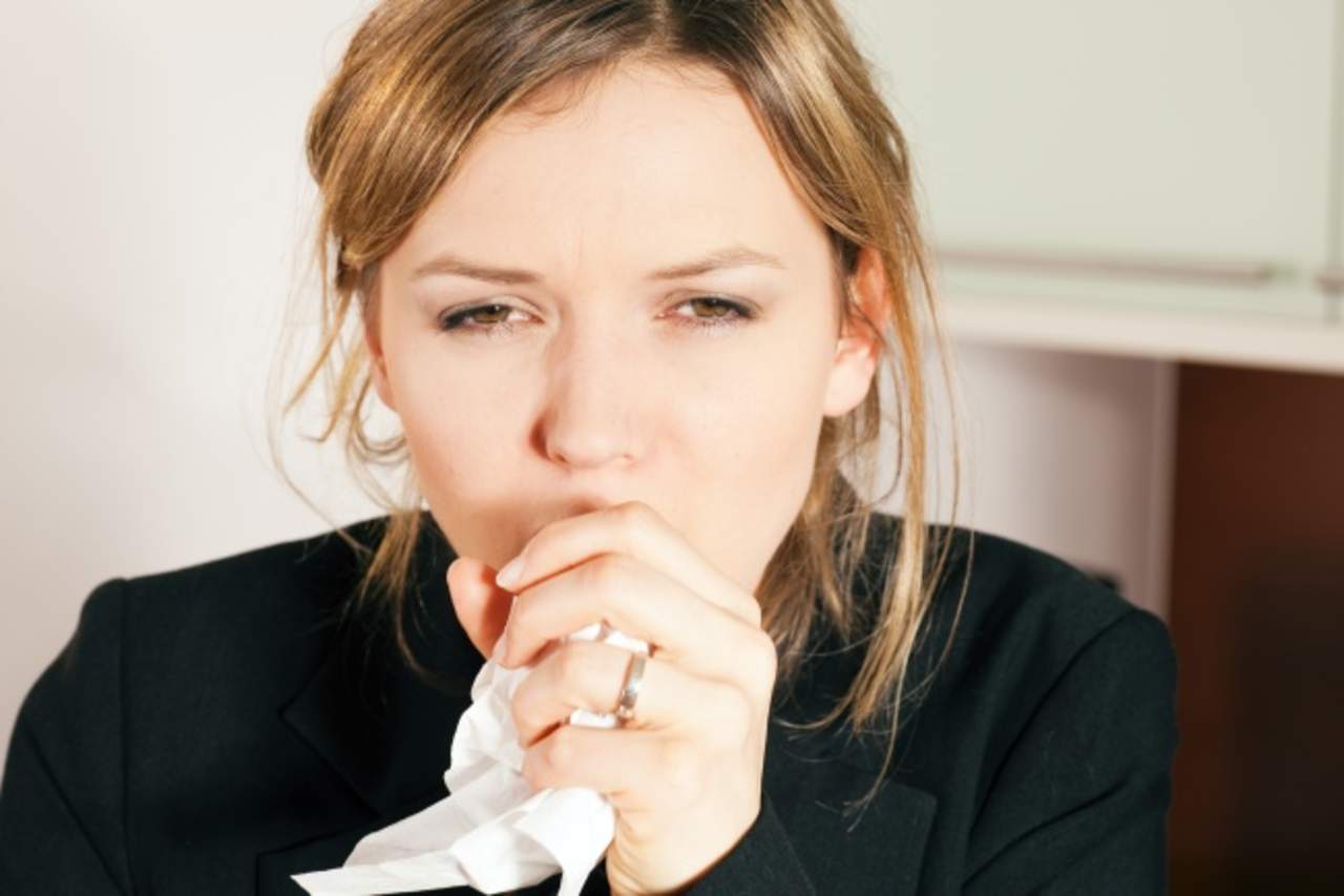 La tos seca o con flema es un signo único, no una enfermedad, que se genera como un mecanismo de defensa del pulmón. (ARCHIVO)
