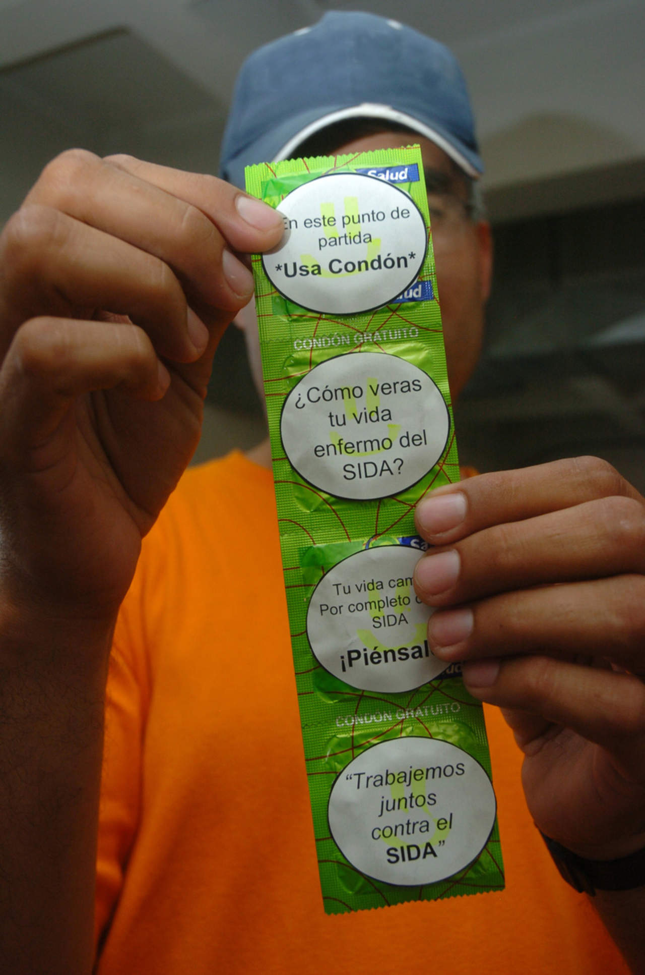  La Comisión Federal de Competencia Económica (Cofece) sancionó con aproximadamente 112 millones de pesos a cinco empresas y a personal de proveedores de condones y sondas de látex por coludirse en licitaciones públicas del sector salud. (ARCHIVO)
