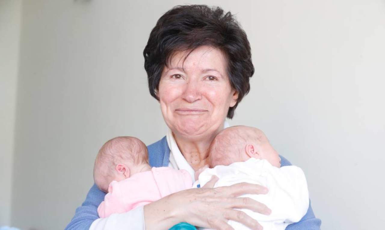 Mujer que dio a luz a sus 64 años lucha por quedarse con sus hijos