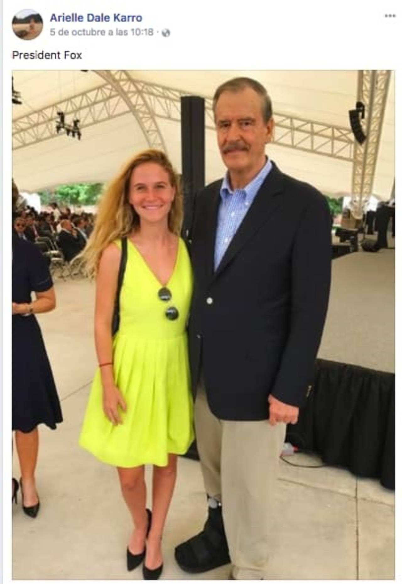 Trabajo. Arielle Karro, quien aparece con el expresidente Vicente Fox, era la responsable de Cambridge Analytica en México. (FACEBOOK)