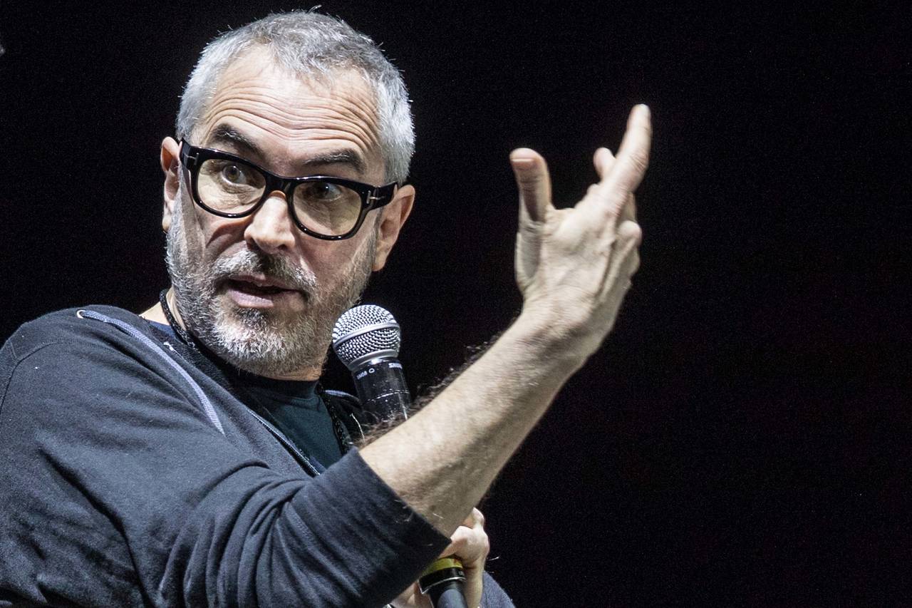 Ayuda. El cineasta Alfonso Cuarón presentó la plataforma de transparencia en reconstrucción titulada Brigada. (ARCHIVO)