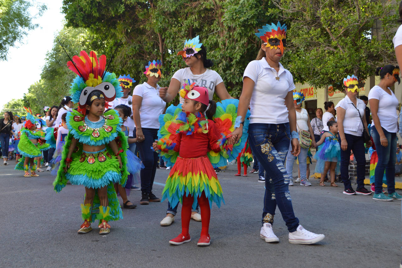 Se unen. Docentes y padres de familia acompañaron a los pequeños en el tradicional desfile. (EL SIGLO DE TORREÓN)