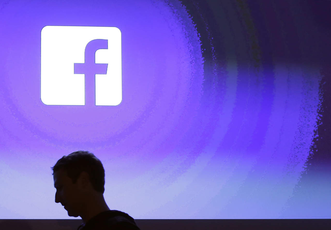Facebook, la red social más popular en el mundo, está en la mira a ambos lados del Atlántico por el escándalo del uso masivo de datos personales para manipulación de información con fines políticos. (AP)