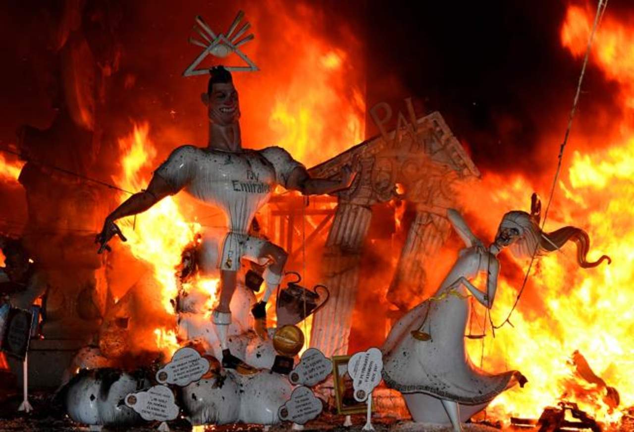 La figura del portugués, misma que recibe el nombre de 'Ninot', fue quemada durante el Festival de Fallas 2018. (Especial)
